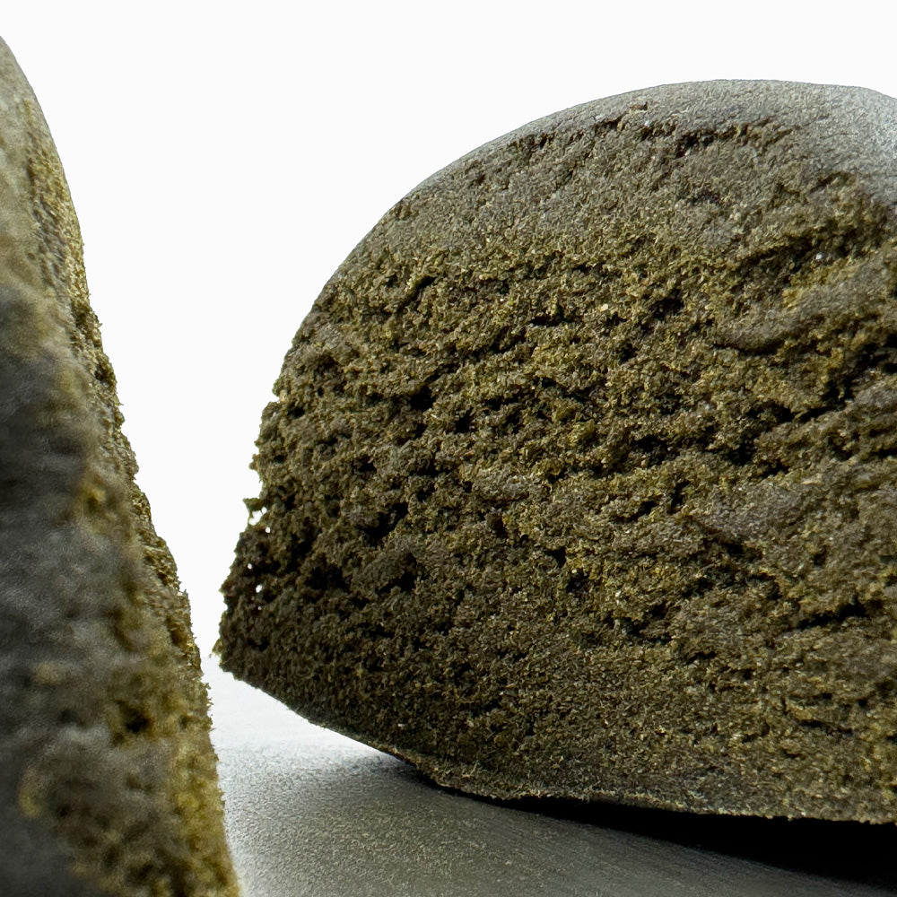 Zoom sur l'intérieur de la tranche d'un morceaux de CBD Malana