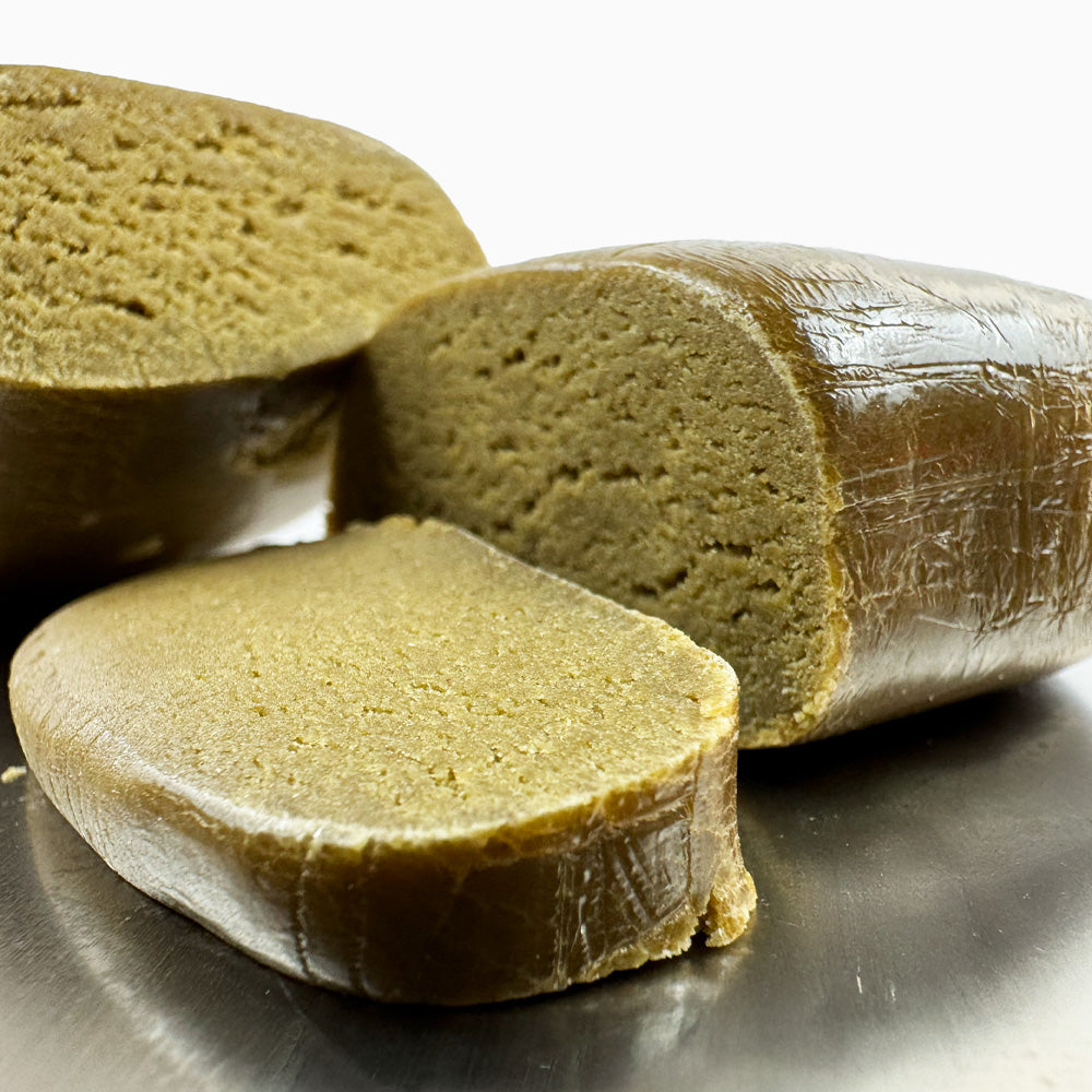 Zoom sur un morceau de CBD Piatella 50 coupé en trois