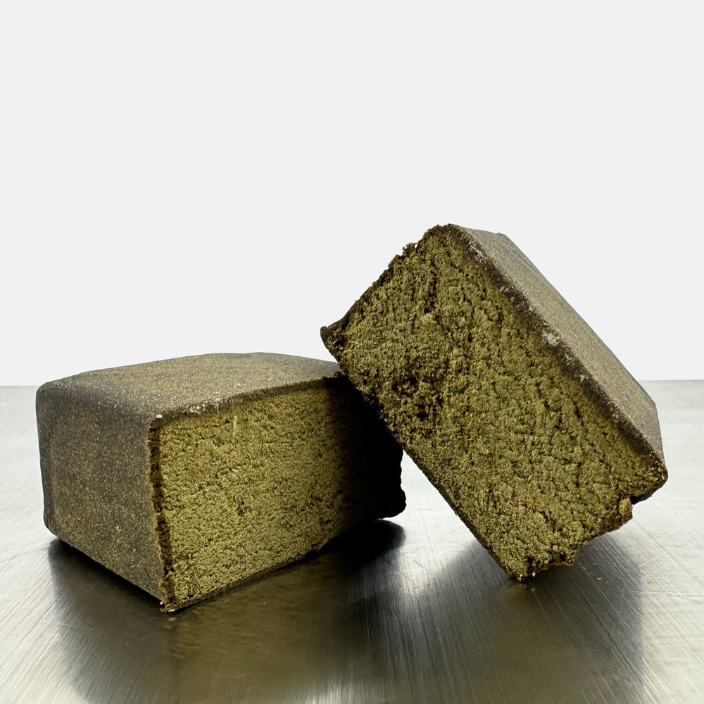 Morceau de CBD 3x filtré coupé en deux