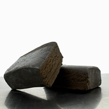 Deux morceaux de CBD Afghan qui se chevauchent