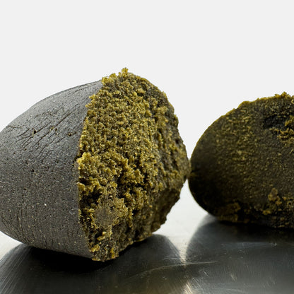 Zoom sur une boule de CBD Black Butter coupée en deux