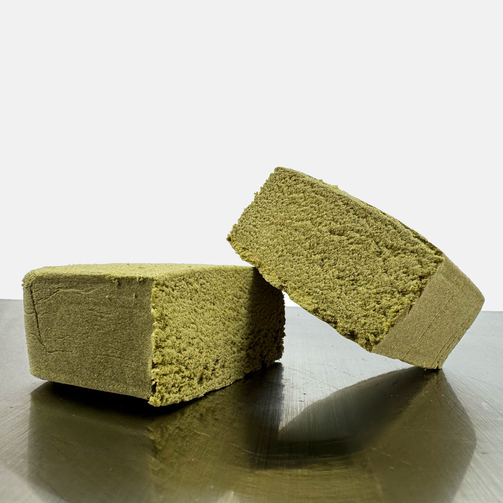 Morceau de CBD Dry Shift Zoap coupé en deux