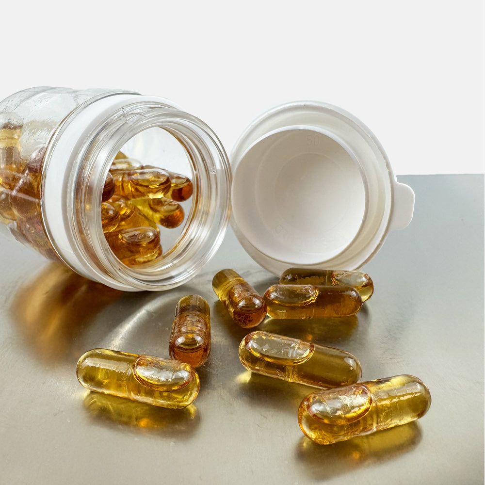 Gélules au CBD qui sortent d'un pot de gélules