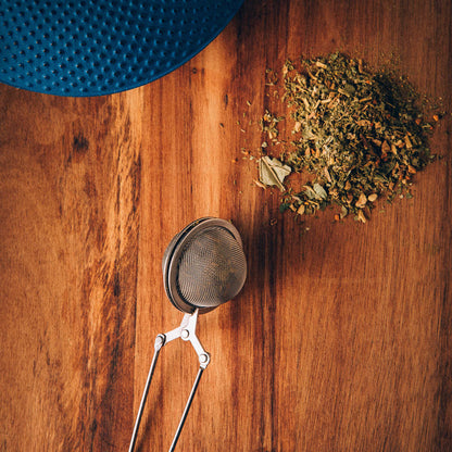 Tas d'herbe de la tisane au cbd feuillage dorés