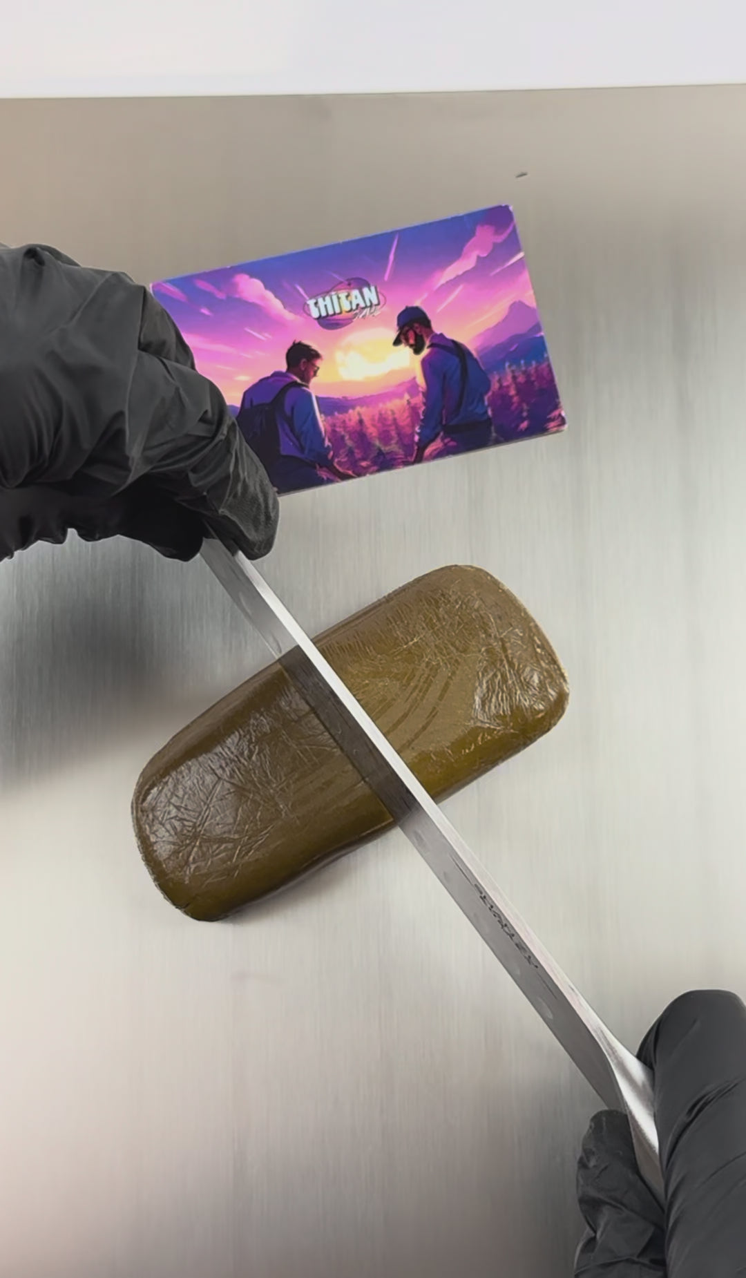 Charger la vidéo: Découpe d'un morceau de CBD Piatella 50